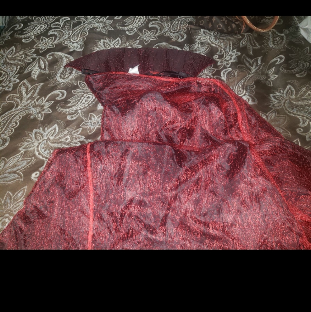 Red Cape - Picture 4 of 7